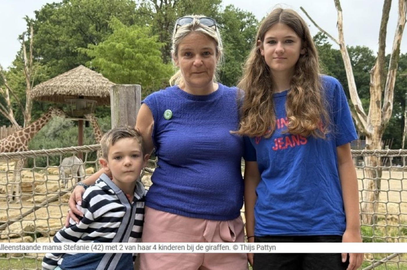 mama Stefanie met twee van de vier kinderen bij de giraffen in Bellewaerde